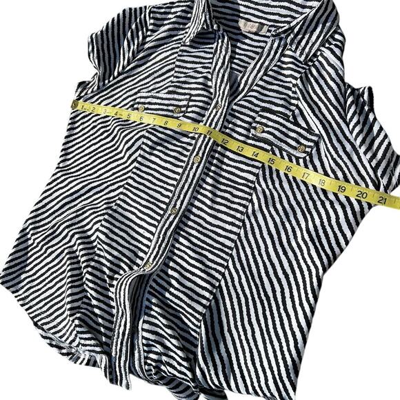 ROZ & ALI women’s size L short sleeve button-down top - Picture 8 of 10